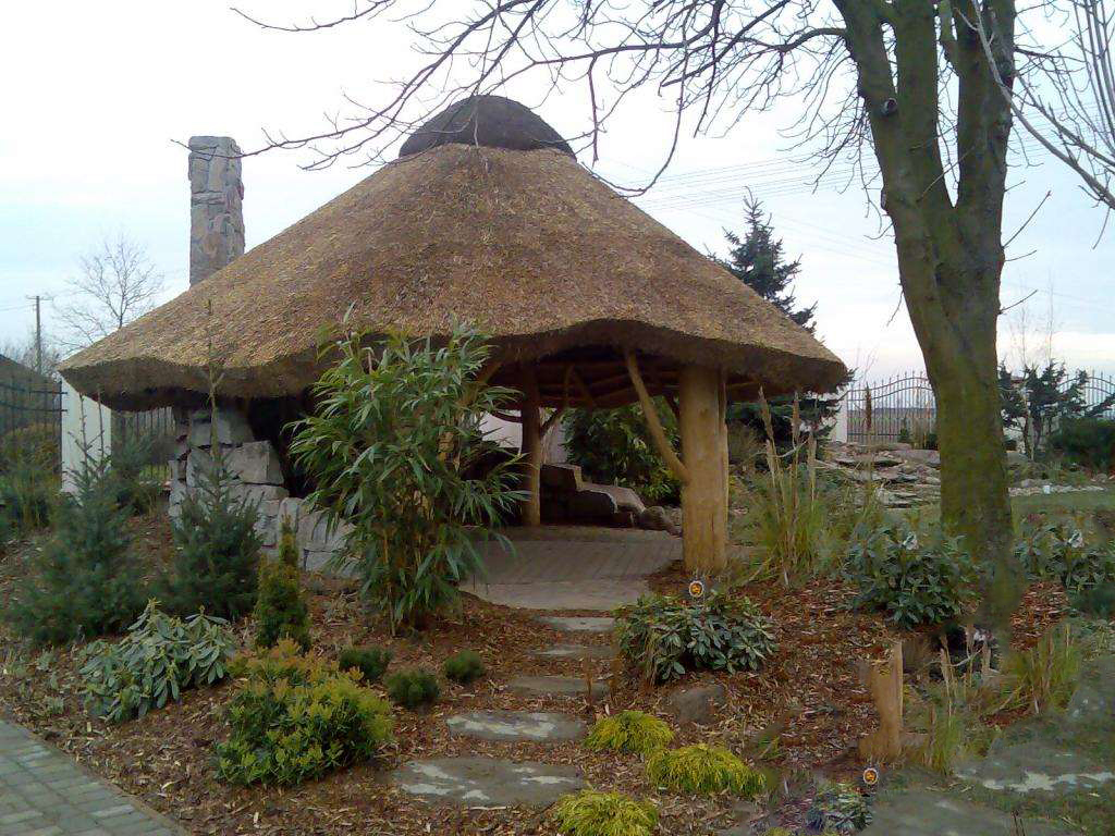 Pavillon mit Reetdach aus Polen in Schweiz