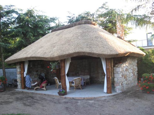 Pavillon mit Reetdach in Schweiz-20